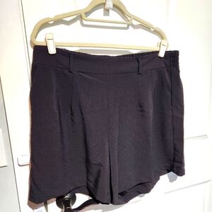 Torrid crepe dress shorts Sz 2